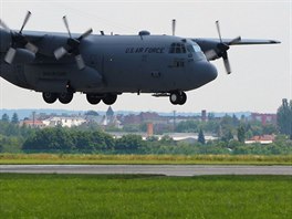 Americk stroje C-130 Hercules na slavsk zkladn jako podprn letouny pro...