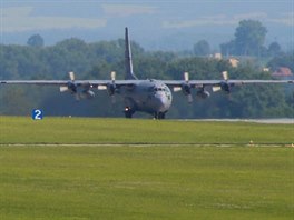 Americk stroje C-130 Hercules na slavsk zkladn jako podprn letouny pro...