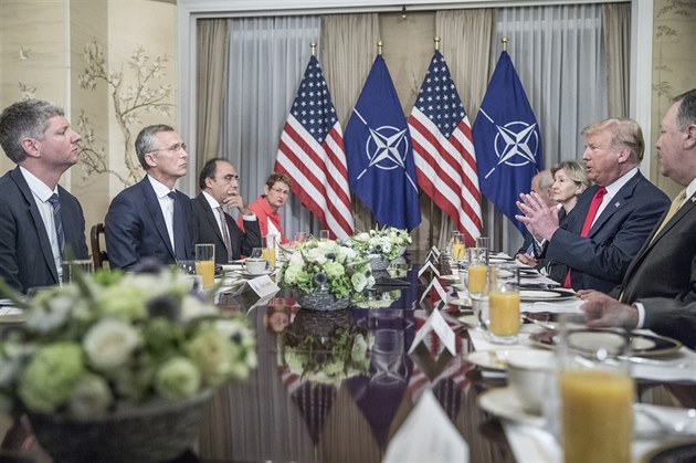 Spolená snídan éfa NATO Jense Stoltenberga a amerického prezidenta Donalda...