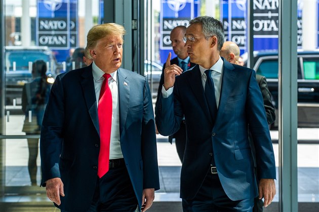 Americký prezident Donald Trump a éf NATO Jens Stoltenberg na summitu Aliance...