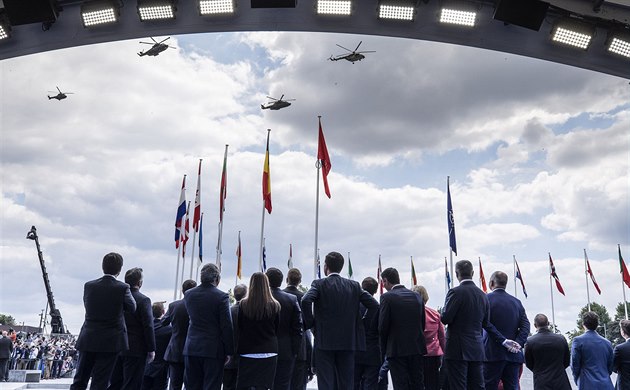 Pelet alianních vrtulník bhem záhájení summitu NATO v Bruselu