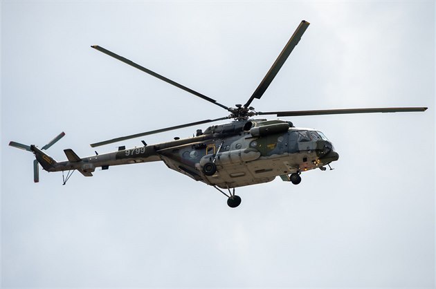Vrtulník Mi-171 eských vzduných sil pi prletu nad bruselskou centrálou...