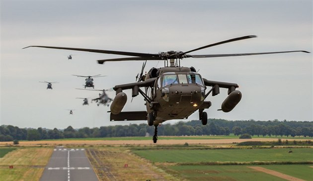 Prlet slavnostní vrtulníkové letky zemí NATO pi zahájení summitu v Bruselu...