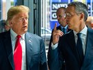 Americk prezident Donald Trump a f NATO Jens Stoltenberg na summitu Aliance...