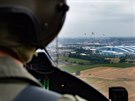 Prlet slavnostn vrtulnkov letky zem NATO pi zahjen summitu v Bruselu...
