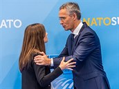 f NATO Jens Stoltenberg vt na summitu Aliance v Bruselu premirku Islandu...