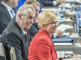 esk prezident Milo Zeman na summitu NATO v Bruselu vedle chorvatsk...