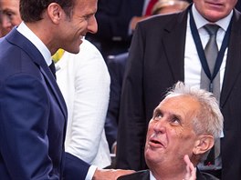 Prezident Milo Zeman se zdrav na summitu NATO s francouzskm protjkem...