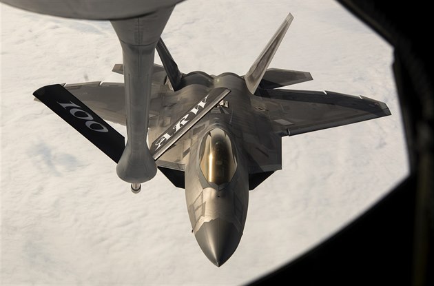 Letoun F-22 Raptor doplňuje palivo za letu během cvičení nad Norskem