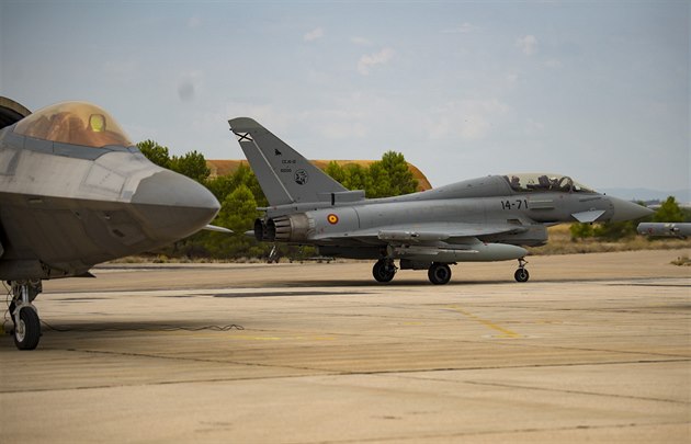 Letoun F-22 Raptor a panlský Eurofighter Typhoon