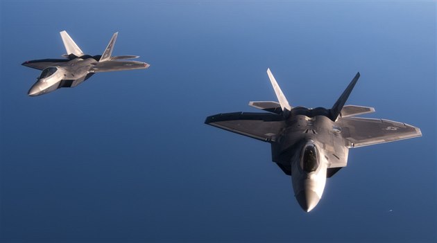 Letouny F-22 Raptor během cvičení nad Španělskem