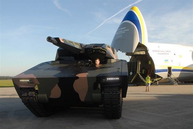 Vykládka obrnnce Lynx z transportního letounu AN-124 Ruslan na letiti v...