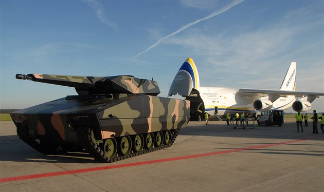 Vykládka obrněnce Lynx z transportního letounu AN-124 Ruslan na letišti v...