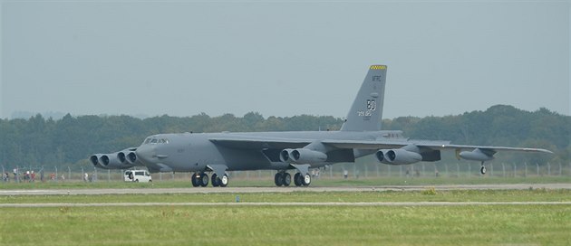Americký bombardér B-52 na Dnech NATO v Ostravě