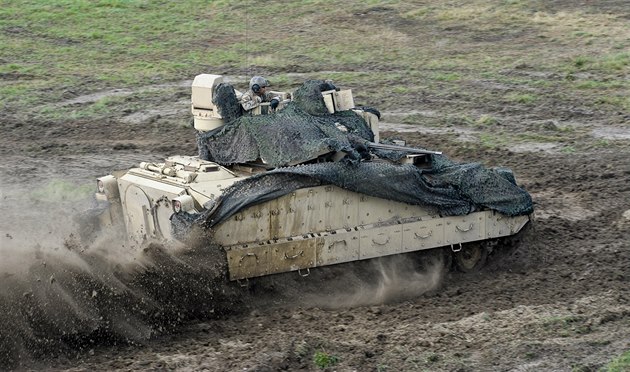 Americky obrnnec M2 Bradley na Dnech NATO v Ostrav