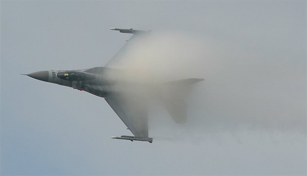 Letoun F-16 polských vzduných sil na Dnech NATO v Ostrav