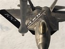 Letoun F-22 Raptor dopluje palivo za letu bhem cvien nad Norskem