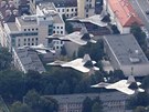 Letouny F-22 ve formaci veden strojem F-16 pi prletu nad Varavou