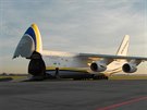 Vykldka obrnnce Lynx z transportnho letounu AN-124 Ruslan na letiti v...