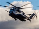 Vrtulnk CH-53 Sea Stallion z vsadkov lodi USS Iwo jima piv pslunky...