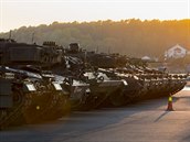 Tanky Leopard 2 a obrněná vozidla Marder německé armády v přístavu Fredrikstad...