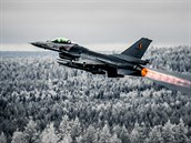 Cvičení Trident Juncture 2018 v Norsku. Belgický letoun F-16