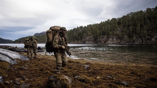 Písluníci pobení stráe na cviení Trident Juncture v Norsku