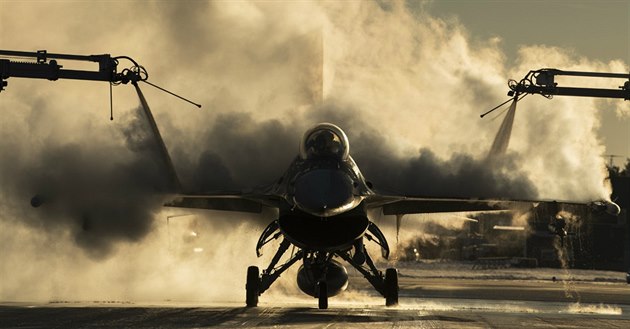Rozmrazování letounu F-16 amerického letectva na základn Kallax ve védsku...