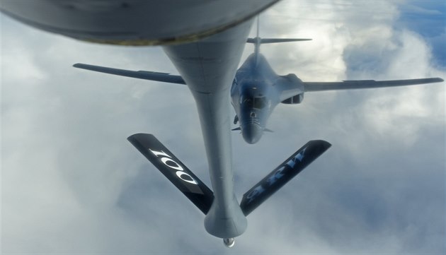 Strategický bombardér B-1B Lancer dopluje palivo za letu bhem cviení Trident...