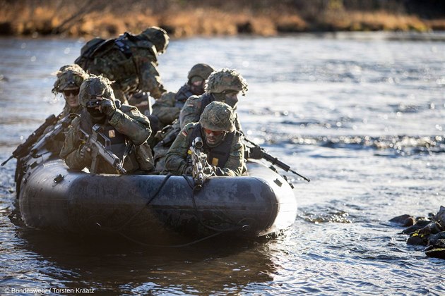 Němečí a američtí vojáci na cvičení Trident Juncture v Norsku
