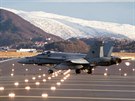 Letoun F-18 panlskch vzdunch sil se pipravuje ke startu ze zkladny v...