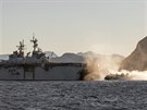 Americk vsadkov lo USS Iwo Jima na cvien Trident Juncture v Norsku