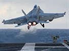 Letoun F/A-18F Super Hornet startuje z letadlov lod USS Harry S. Truman bhem...