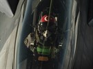 Tureck letoun F-16 dopluje palivo za letu bhem cvien Trident Juncture