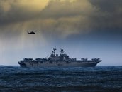 Americk vsadkov lo USS Iwo Jima bhem cvien Trident Juncture v Norsku