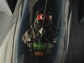 Turecký letoun F-16 doplňuje palivo za letu během cvičení Trident Juncture