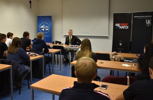 Debata účastníků projektu Daj NATO! s gen. Petrem Pavlem, bývalým předsedou...
