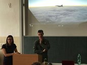 Debata s mjr. Michalem Dakem z 21. zkladny taktickho letectva Vzdunch sil AR na gymnziu v Tboe (22. listopadu 2018)