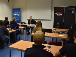 Debata účastníků projektu Daj NATO! s gen. Petrem Pavlem, bývalým předsedou Vojenského výboru NATO (16. listopadu 2018)