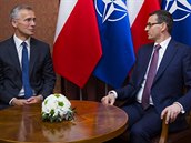 Generální tajemník NATO Jens Stoltenberg a polský premiér Mateusz Morawiecki...