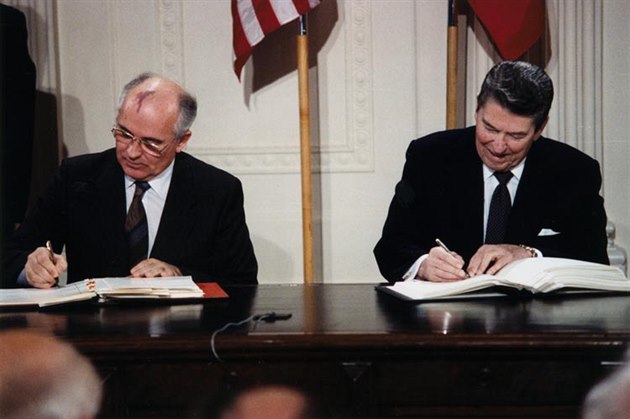 Sovtský generální tajemník Michail Gorbaov a americký prezident Ronald Reagan...