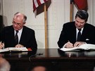 Sovtsk generln tajemnk Michail Gorbaov a americk prezident Ronald Reagan...
