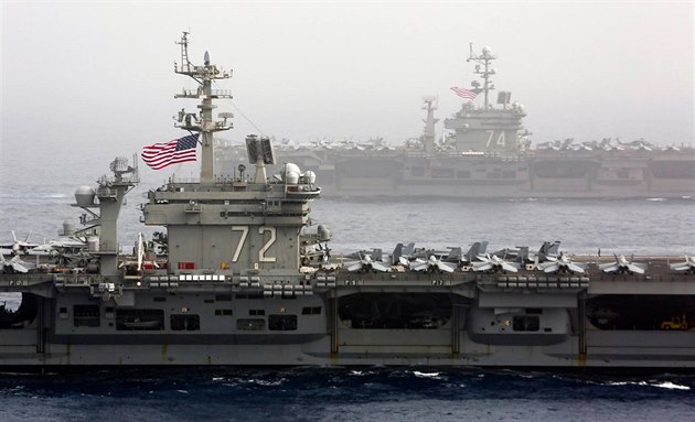 Americké letadlové lod USS Abraham Lincoln (CVN 72) a USS John C. Stennis (CVN...