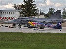 JAS-39 Gripen a akrobatický speciál Extra 300 SR na základně v Čáslavi