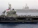 Americk letadlov lod USS Abraham Lincoln (CVN 72) a USS John C. Stennis (CVN...