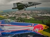 Akrobat Martin Šonka a pilot gripenu Ivo Kardoš během nácviku svého společného...