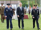 Vrchní velitel sil NATO americký generál Tod Wolters (vlevo) a jeho předchůdce...