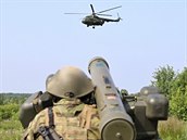 Čeští vojáci s protiletadlovým raketovým kompletem RBS-70 během cvičení u Baltu
