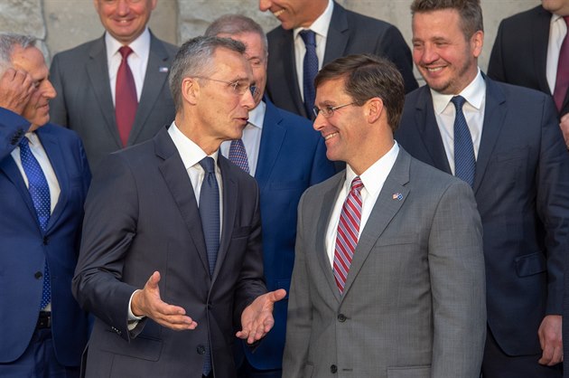 Úadující americký ministr obrany Mark Esper (vpravo) s éfem NATO Jensem...