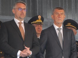Premir Andrej Babi a ministr obrany Lubomr Metnar na veletrhu obrannch...